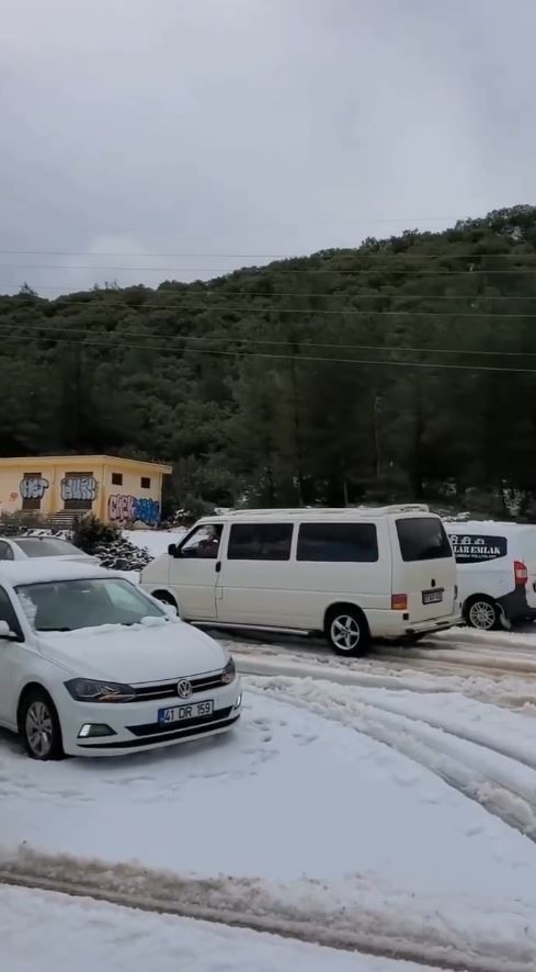 Bir anda etkili olan dolu yağışı karayolunu trafiğe kapattı

