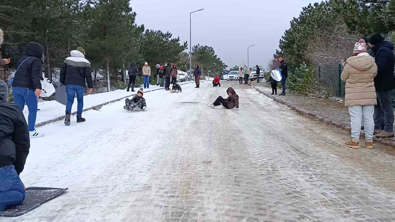 İzmirliler Manisa’nın Spil Dağına akın etti