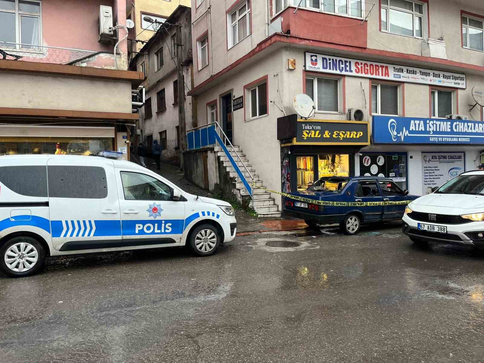 Boşanma aşamasındaki eşini ağır yaralayıp firar etti