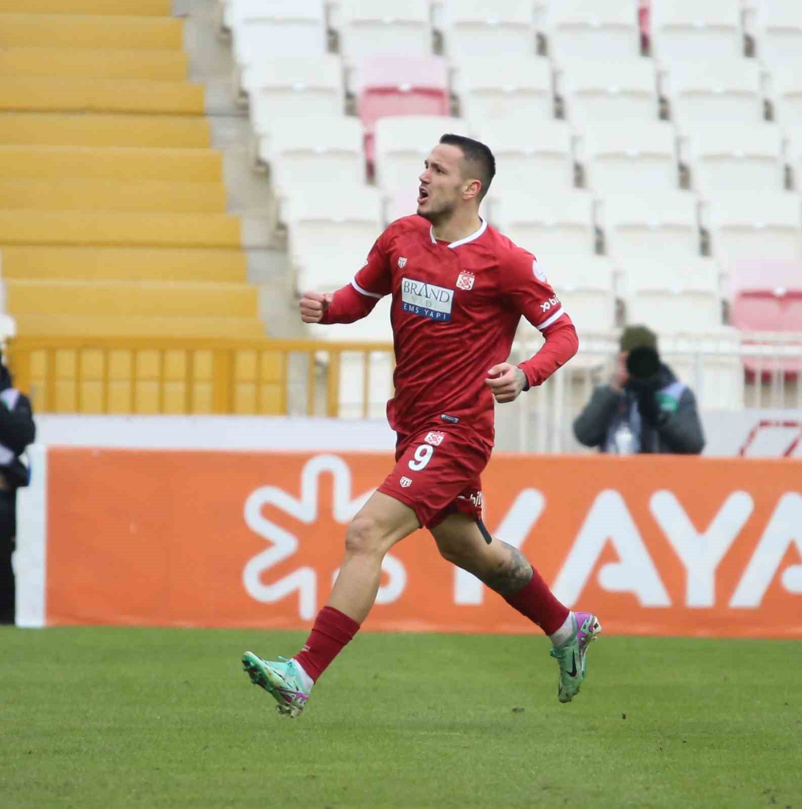 Rey Manaj bu sezonki 15. gol&uuml;n&uuml; attı
