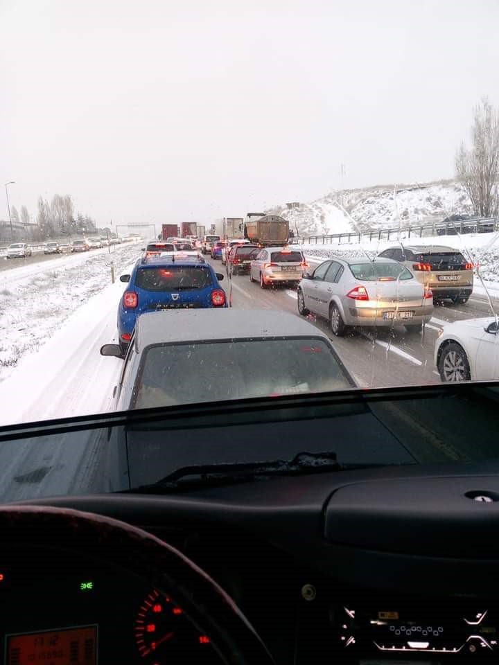 Kar Ankara-Kırıkkale yolunda ulaşımda aksamalara neden oldu