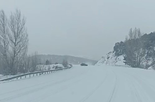 &Ccedil;amlıbel&rsquo;de karda kayan ve g&uuml;&ccedil;l&uuml;kle duran ara&ccedil; kamerada
