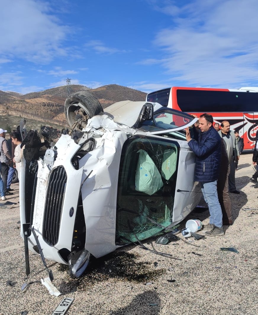 Adıyaman’da otomobil hafif ticari araçla çarpıştı: 5 yaralı
