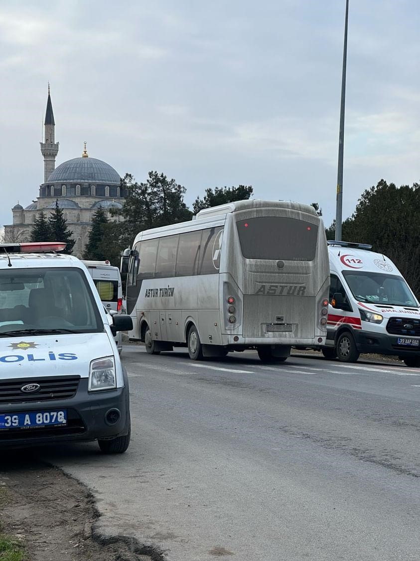 Babaeski&rsquo;de yoldan &ccedil;ıkan ticari taksi devrildi: 1 yaralı
