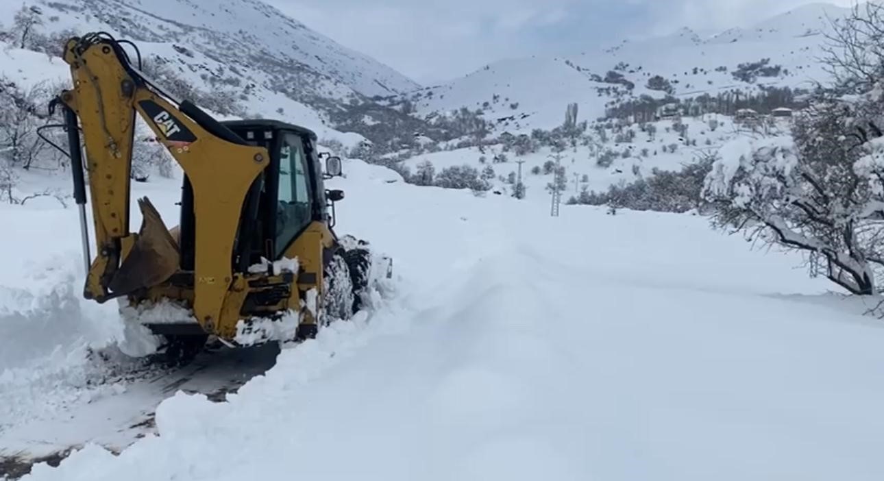 Şırnak&rsquo;ta kar kalınlığı iş makinasının boyunu aştı
