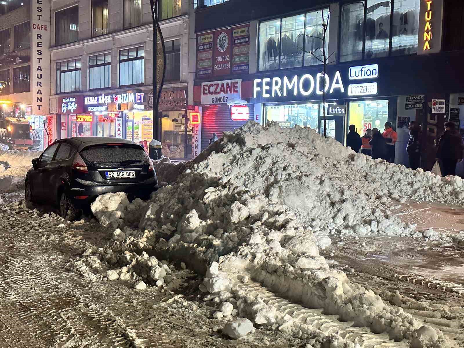 Kar altında kalan çarşı merkezi ekipler tarafından temizlendi