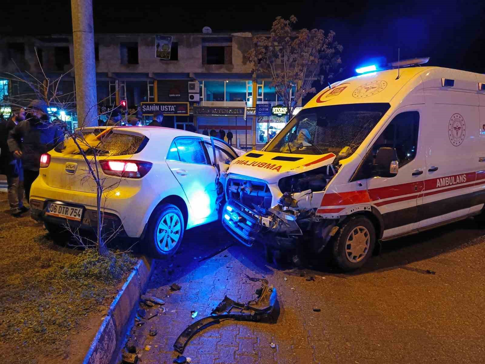 Batman’da gelin arabası ambulansla çarpıştı