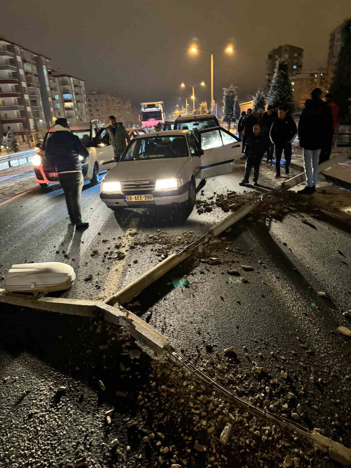 Nevşehir’de buzlanma kazaya sebep oldu, 3 araç hasar gördü