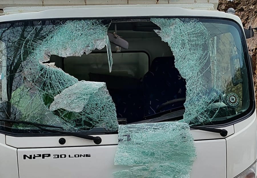 Dağdan kopan kaya par&ccedil;ası aracın i&ccedil;ine girdi, s&uuml;r&uuml;c&uuml; yaralandı 
