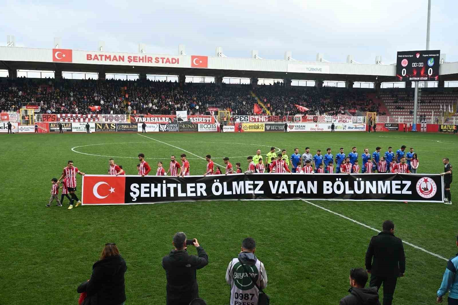 Batman Petrolspor, oyuncuları şehit ve gazi &ccedil;ocuklarıyla sahaya &ccedil;ıktı
