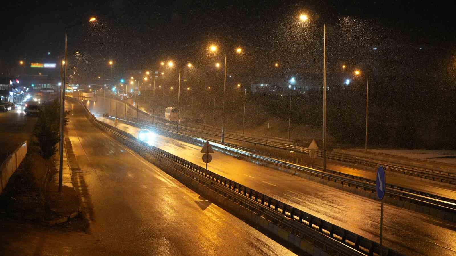 Kırıkkale&rsquo;de kısa s&uuml;reli kar yağışı etkili oldu
