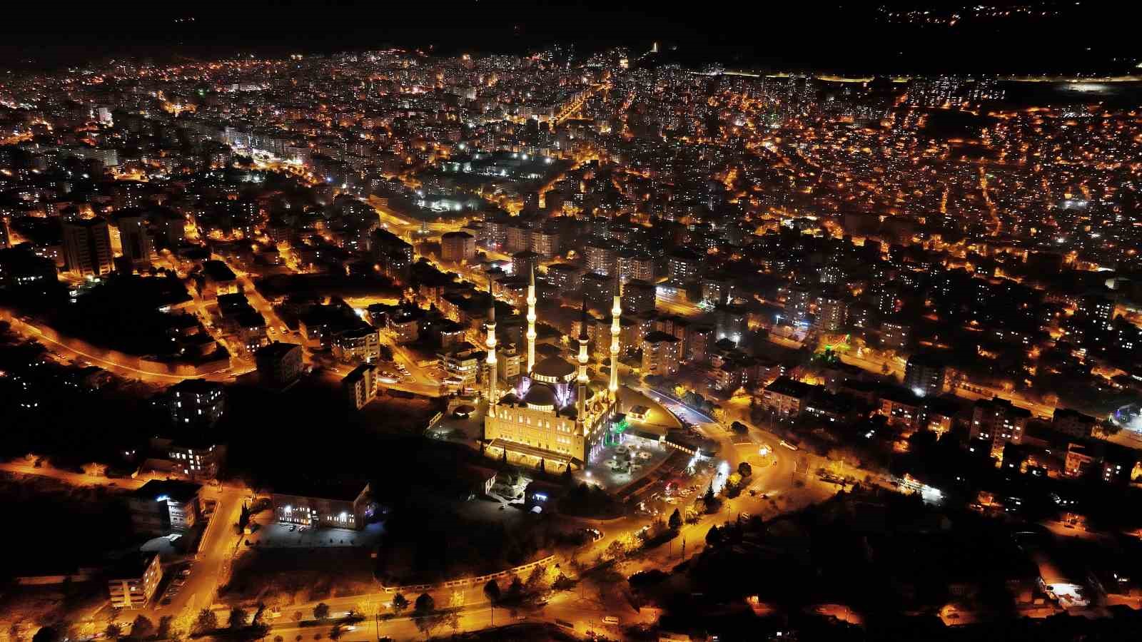 Abdulhamid Han Camisi ihtişamıyla büyülüyor