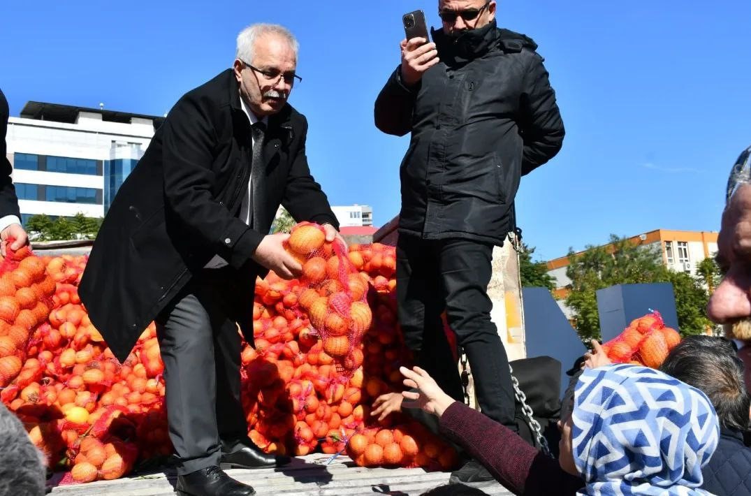 Kozan Belediyesi Adanalılara 20 ton ücretsiz portakal dağıttı