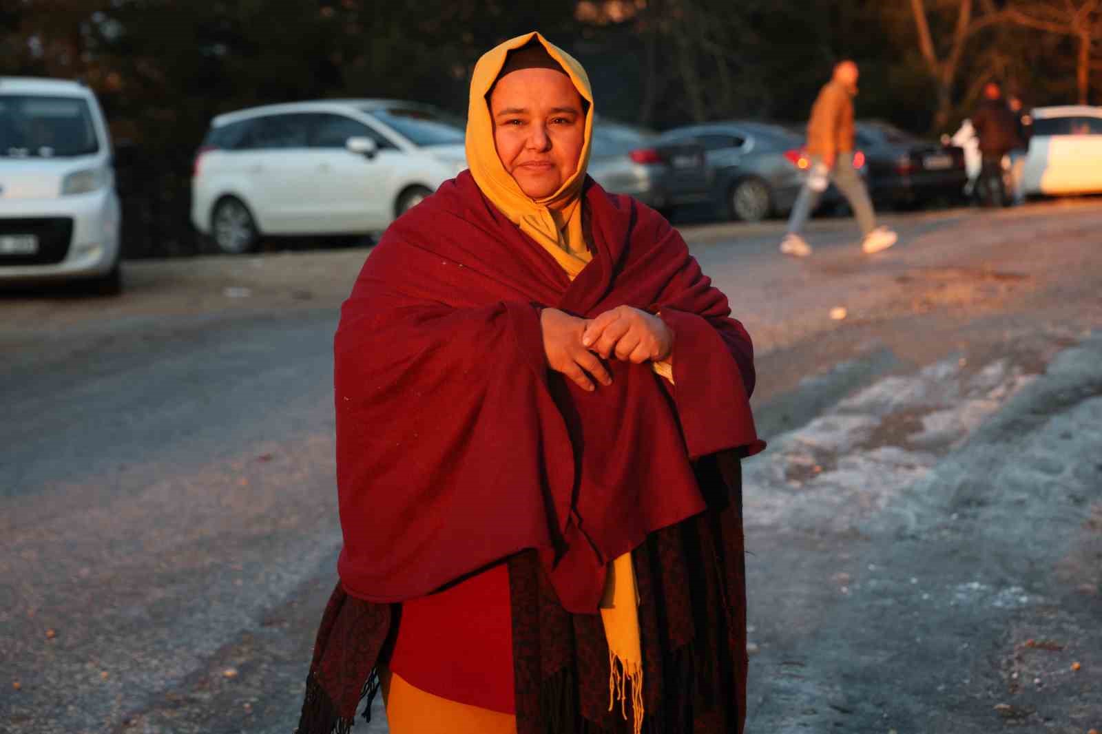 Depremin vurduğu Hatay’da afetzede vatandaşlar yağan karın tadını çıkarttılar
