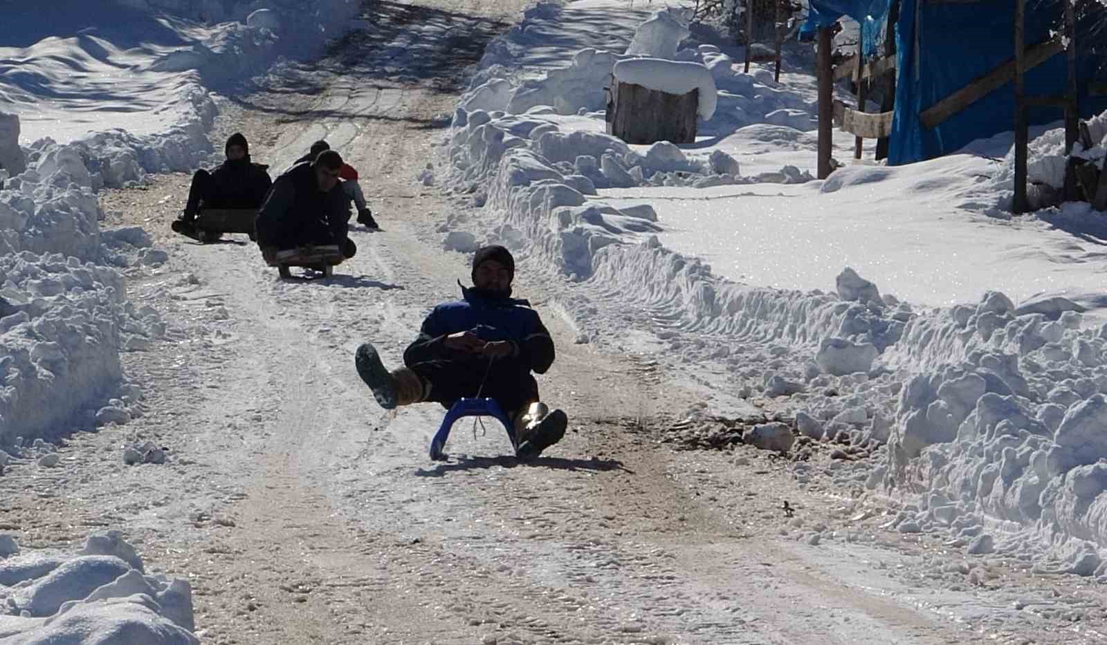 Gençler yaptıkları kızaklarla karın tadını çıkardı
