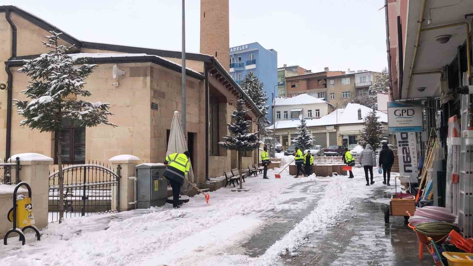 Bayburt Belediyesi yaya ve sürücüler için seferber oluyor: Karla mücadele aralıksız sürüyor
