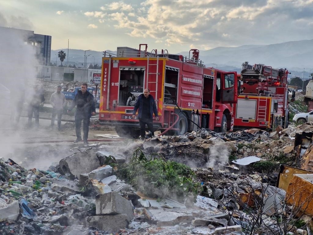 Hatay’da çöp yangınını itfaiye ekipleri söndürdü