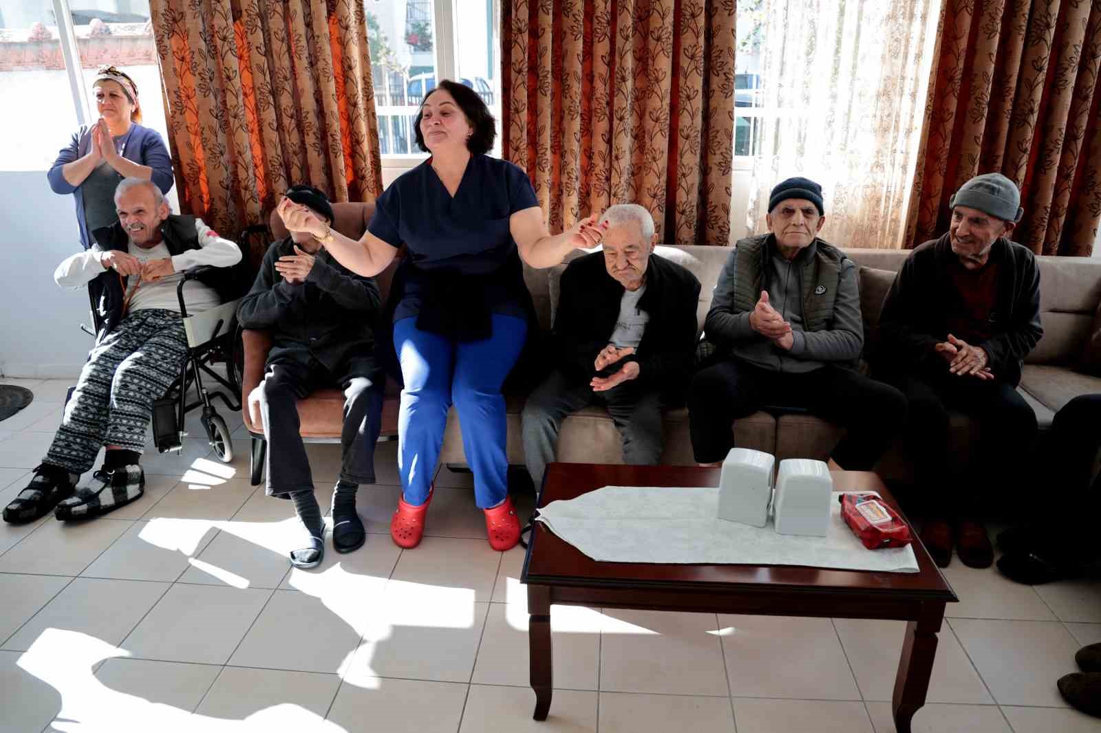 Yaşlılardan oluşan koro, huzurevinde kalan akranlarına konser verdi