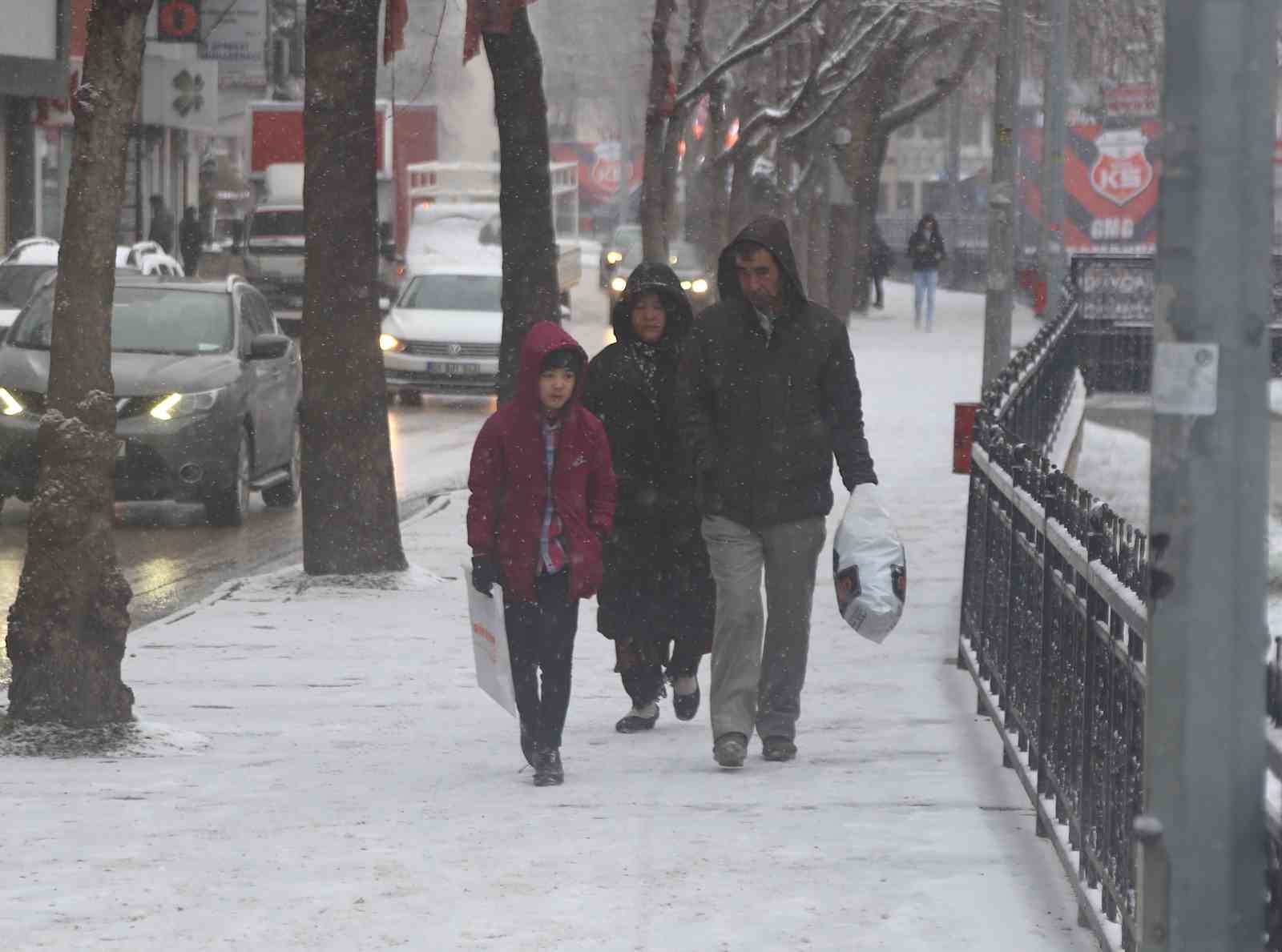 Kar yağışı Kastamonu’yu beyaza bürüdü: Vatandaşlar yeni güne karla uyandı
