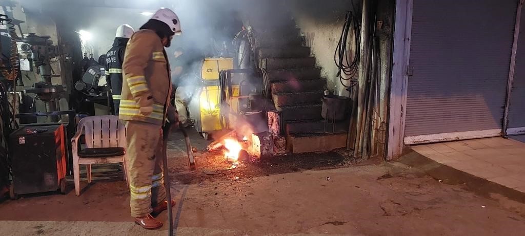 Hatay’da iş yerinde çıkan yangını itfaiye söndürdü