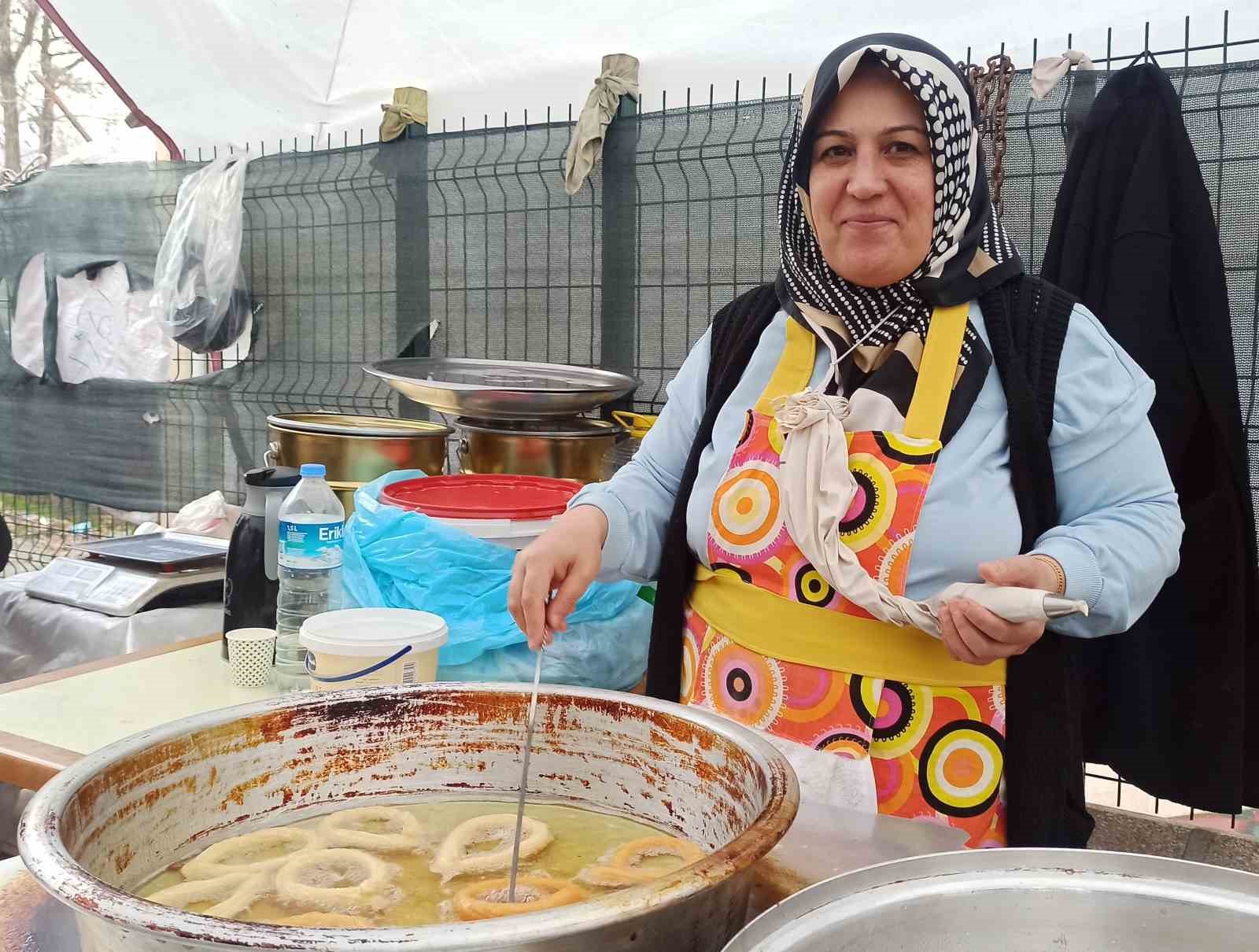 Halka tatlısı yapıp satarak aile bütçesine katkı sağlıyor