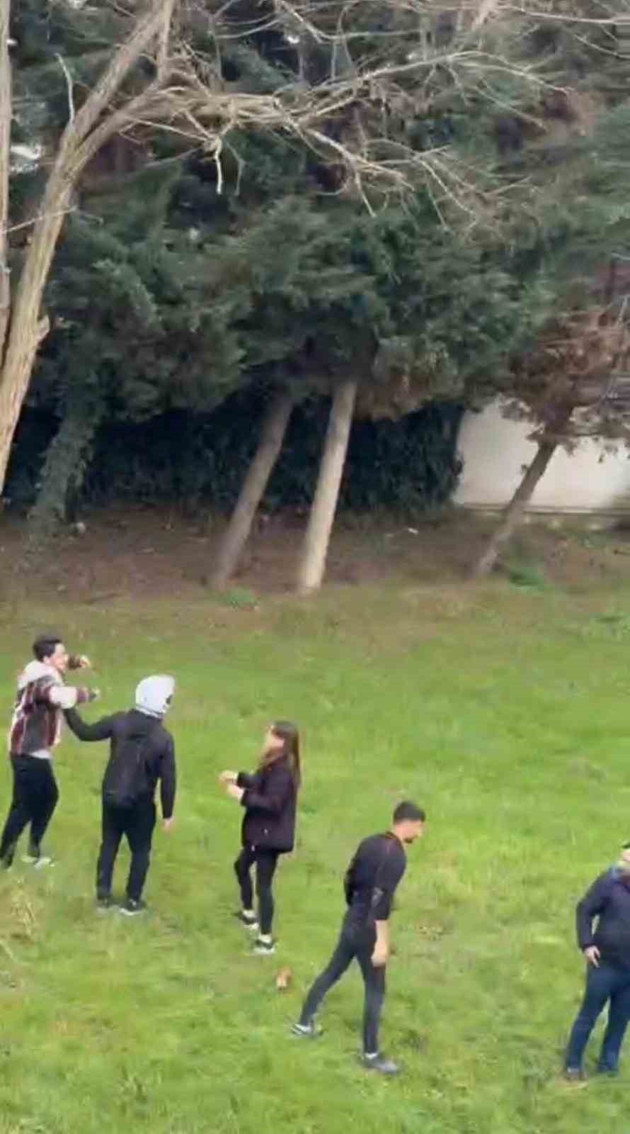 İstanbul’da trafikte tartıştan tarafların yumruklu kavgası kamerada
