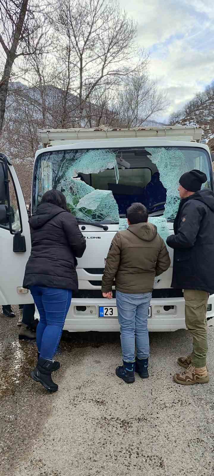 Dağdan kopan kaya parçası aracın içerisine girmişti: Sürücü hayatını kaybetti
