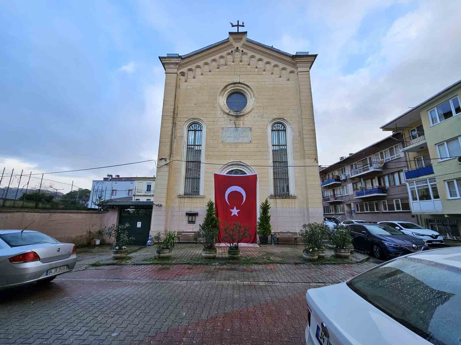 Sarıyer’deki saldırının düzenlendiği kiliseye Türk bayrağı asıldı