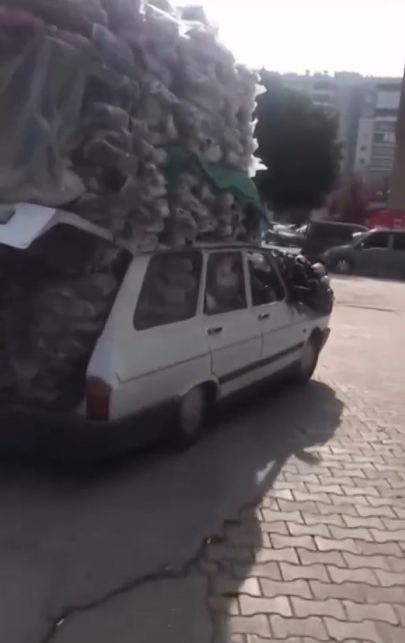 Şanlıurfa’da otomobil taşıdığı yükle kamyonetlere kafa tuttu