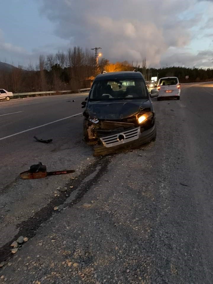 Otomobilde sıkışan iki yaralıyı itfaiye kurtardı