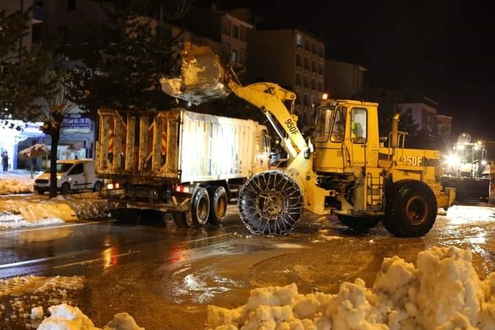 G&uuml;roymak&rsquo;ta kar temizleme &ccedil;alışmaları devam ediyor
