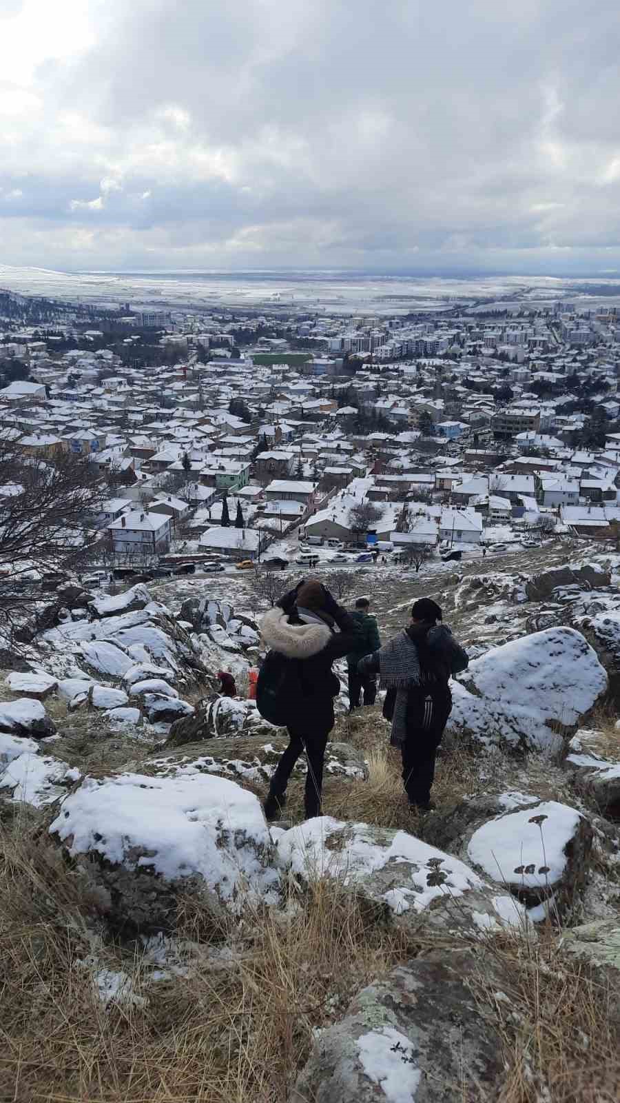 40 kişilik ekip Gönül Dağı’nın zirvesine tırmanarak dev Türk bayrağı açtı