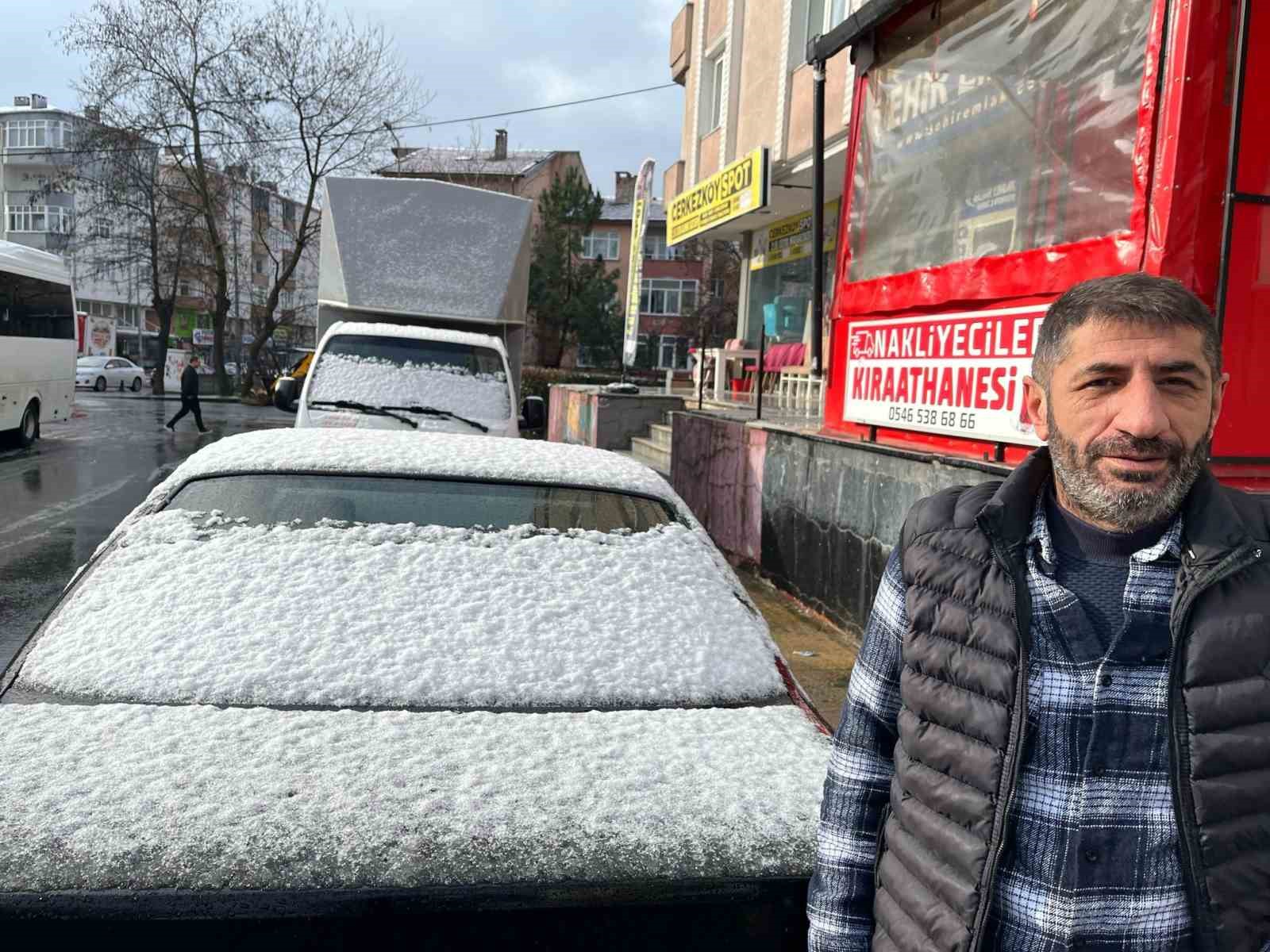&Ccedil;erkezk&ouml;y beyaz &ouml;rt&uuml;yle kaplandı
