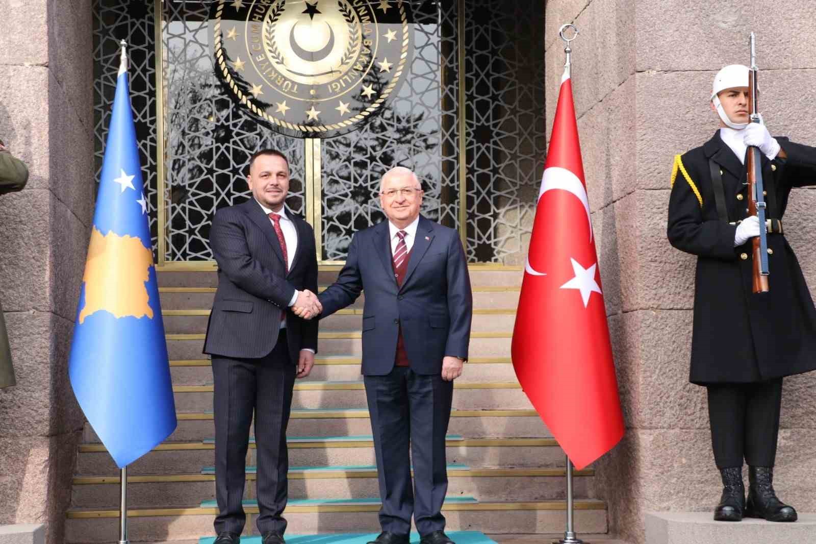 Bakan Güler, Kosova Savunma Bakanı Maqedonci ile bir araya geldi
