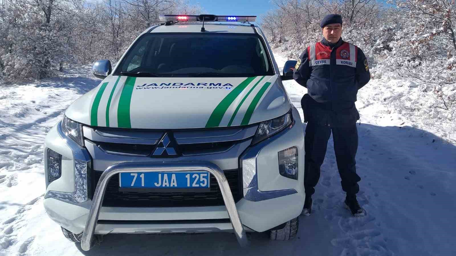 Jandarma ekipleri yaban hayvanları i&ccedil;in yem bıraktı
