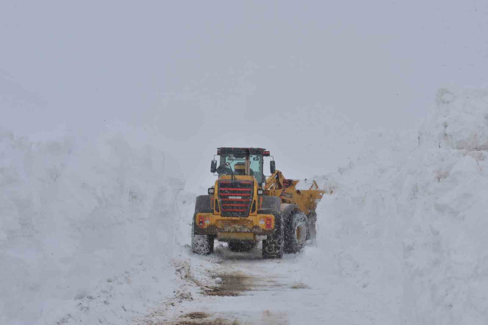 Hakkari’de yol açma çalışmaları devam ediyor