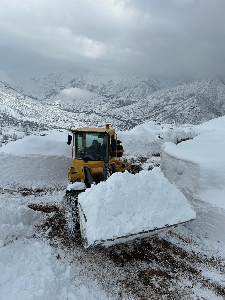 Hakkari&rsquo;de yol a&ccedil;ma &ccedil;alışmaları devam ediyor
