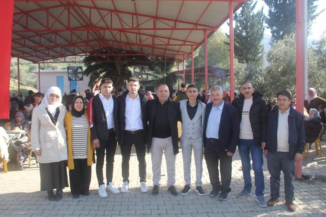 Başkan adayı Özel, gençleri Kışlası’na dualarla uğurladı
