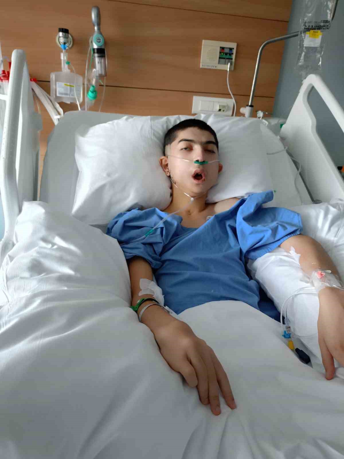 Doğuştan alt çenesi olmayan çocuğa başarılı operasyon: 17 yıl sonra normal yemek yiyebilecek
