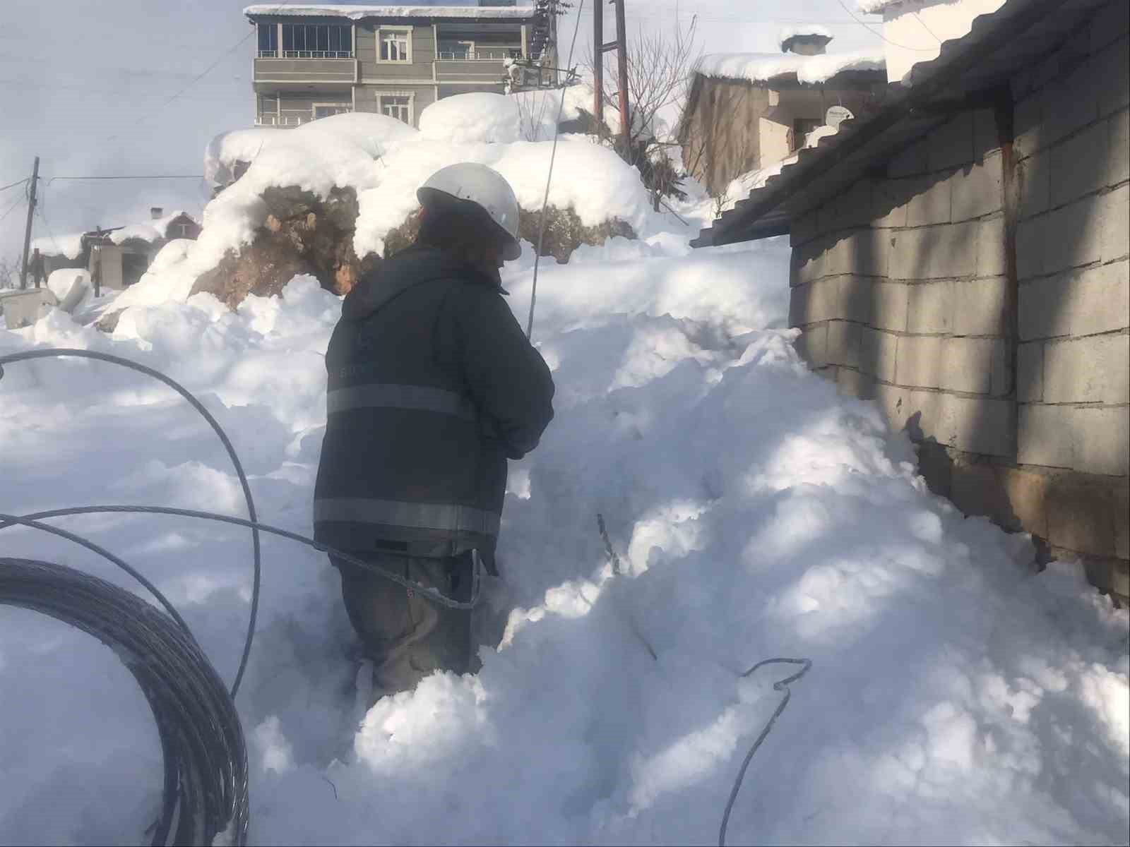 Şırnak’ta enerji şirketi ekipleri karlı yolları aşıp elektrik arızalarını gideriyor