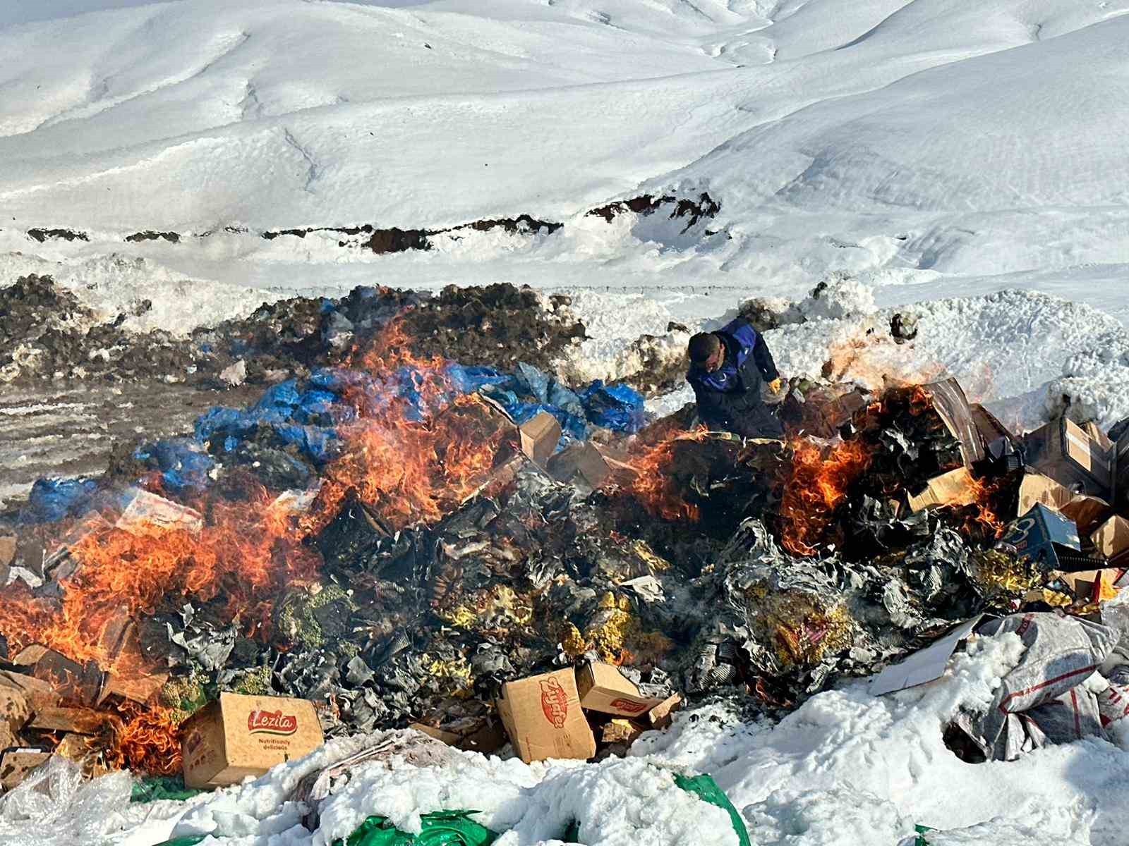 Yüksekova’da tarihi geçmiş bir kamyon gıda imha edildi