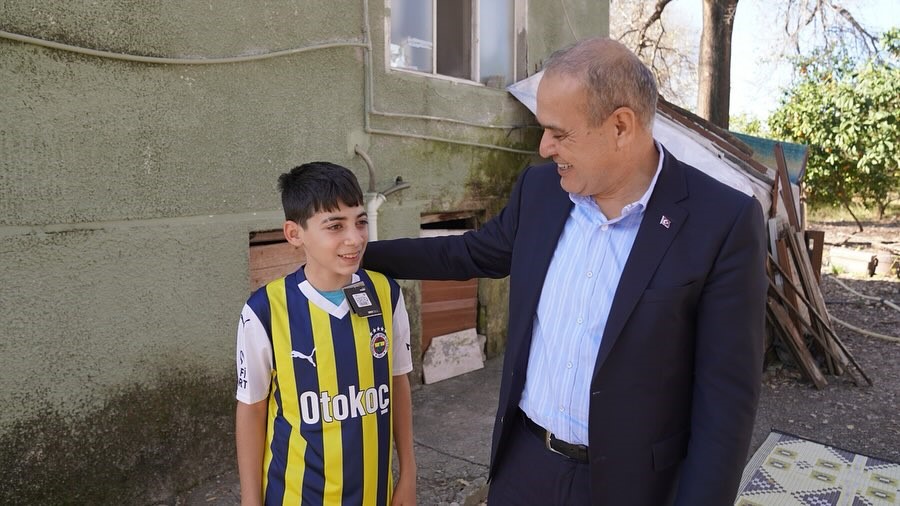Başkan Uzundemir, gencin forma isteğini kırmadı
