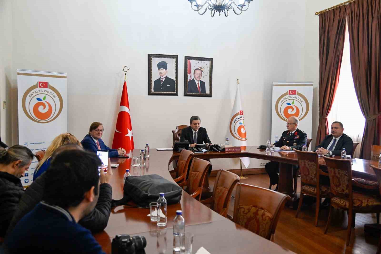 Antalya Valisi Şahin: "2 milyon civarında seçmenimizin 6 bine yakın sandıkta oy kullanacağını düşünüyoruz"
