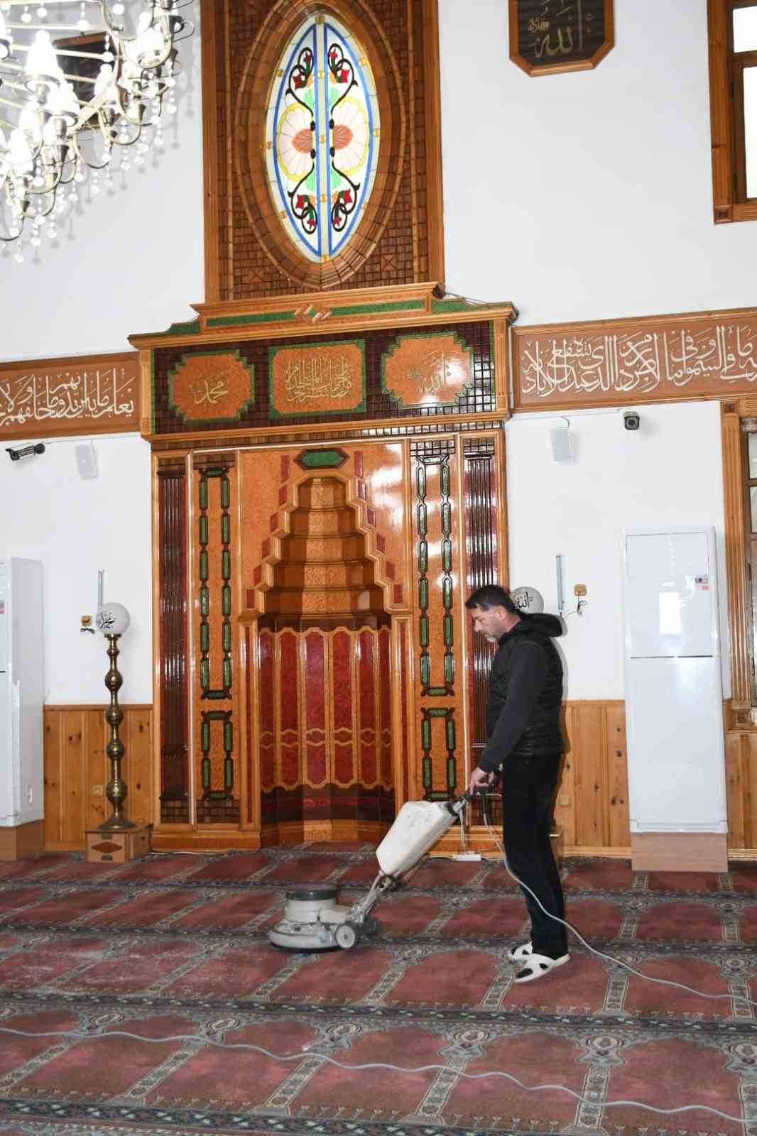 Ramazan Ayı &ouml;ncesi camilerde temizlik seferberliği
