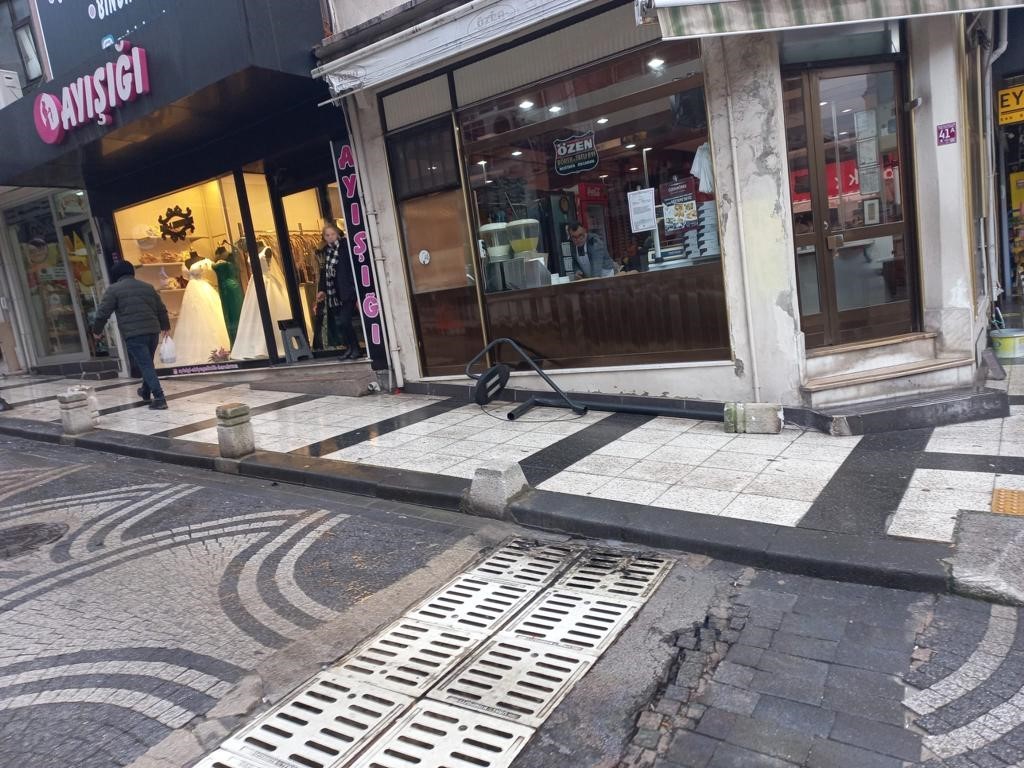 Aşırı hız kazaya sebep oldu, kaza anı güvenlik kameralarına yansıdı