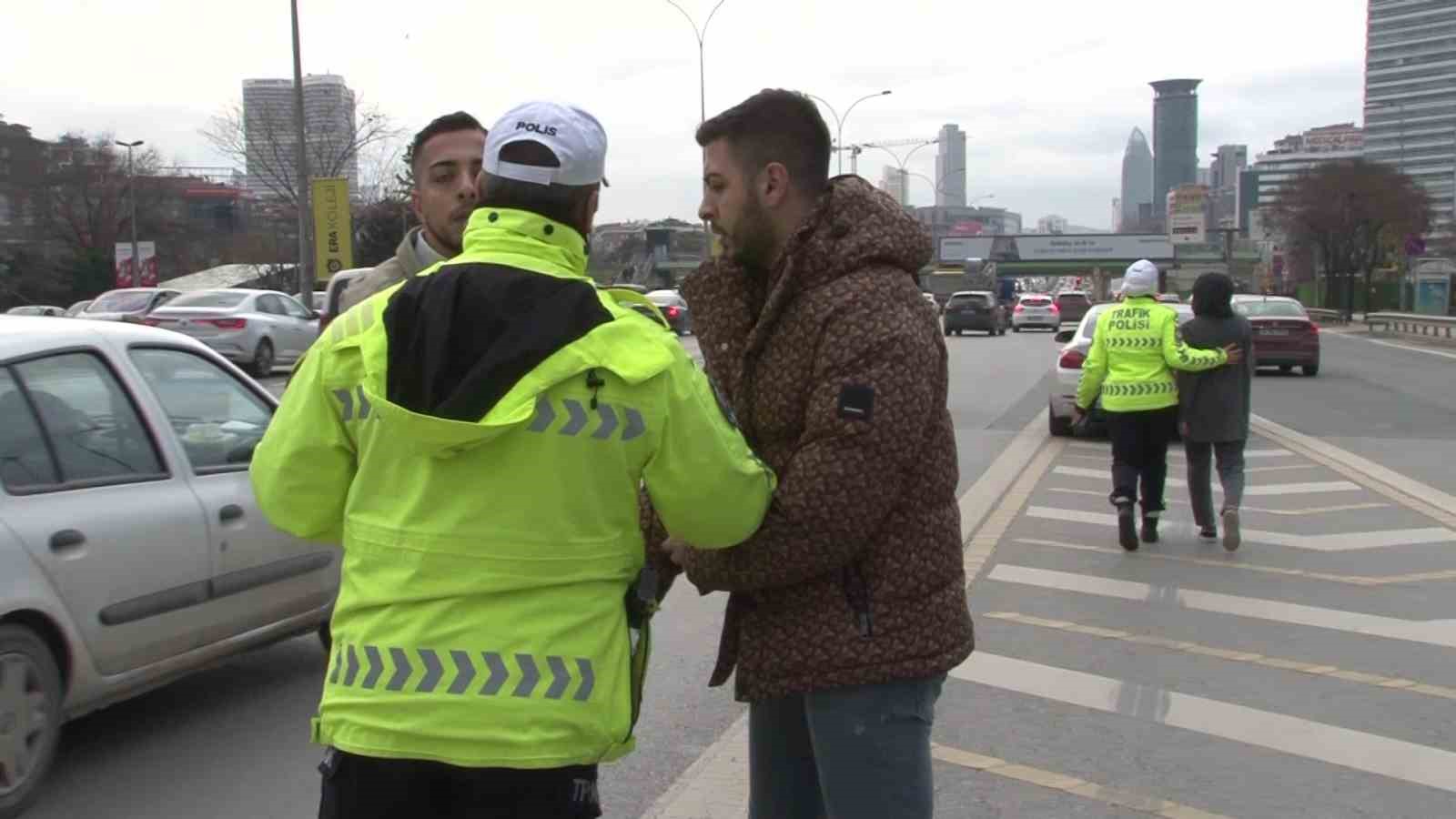Kadıköy’de iki sürücünün trafikteki kavgası denetim noktasında son buldu
