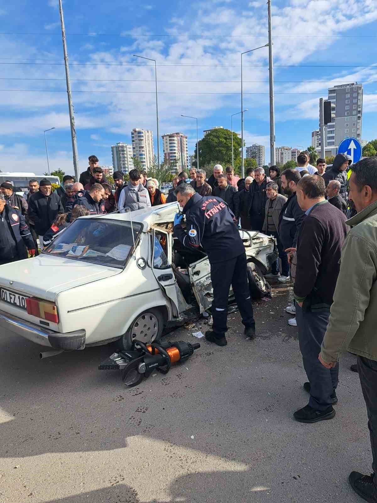 Adana’da Tofaş marka otomobil ile midibüs çarpıştı: 9 yaralı