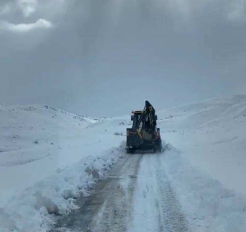 Karlı yolları aşan ekipler, hastaların yardımına ulaştı