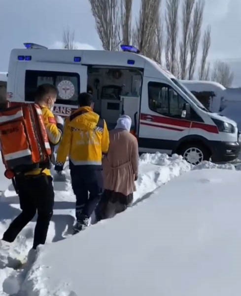 Karlı yolları aşan ekipler, hastaların yardımına ulaştı
