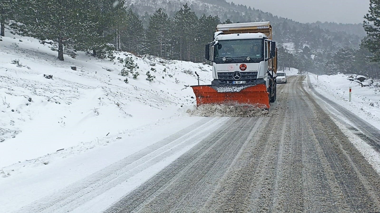 Kazdağları’nda kar yağışı trafiği olumsuz etkiliyor